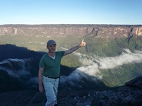 Die Schlucht zwischen den Tepuis ist nahezu wolkenfrei. Weil der Roraima 200m
höher ist als sein Nachbar, kann man sogar auf dessen Hochplateau sehen. Dabei
sollte man aufpassen, wohin man tritt - zwei Meter hinter einem geht es 500m
nach unten